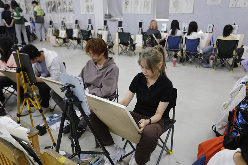 美术生集训-速写蹲姿画法？