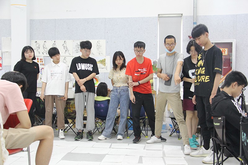 美术艺考集训速写站姿练习-丹青易考美术学校