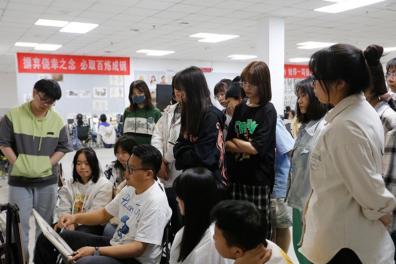 美术艺考集训-什么样的条件下美术生适合参加校考？