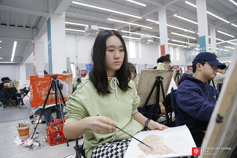 素描当中不同角度的女青年头像该怎么画？