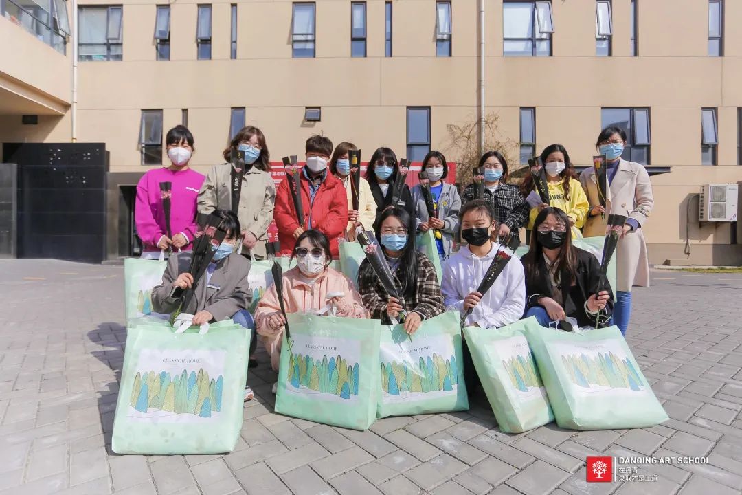 丹青易考祝全体女教职工节日快乐！