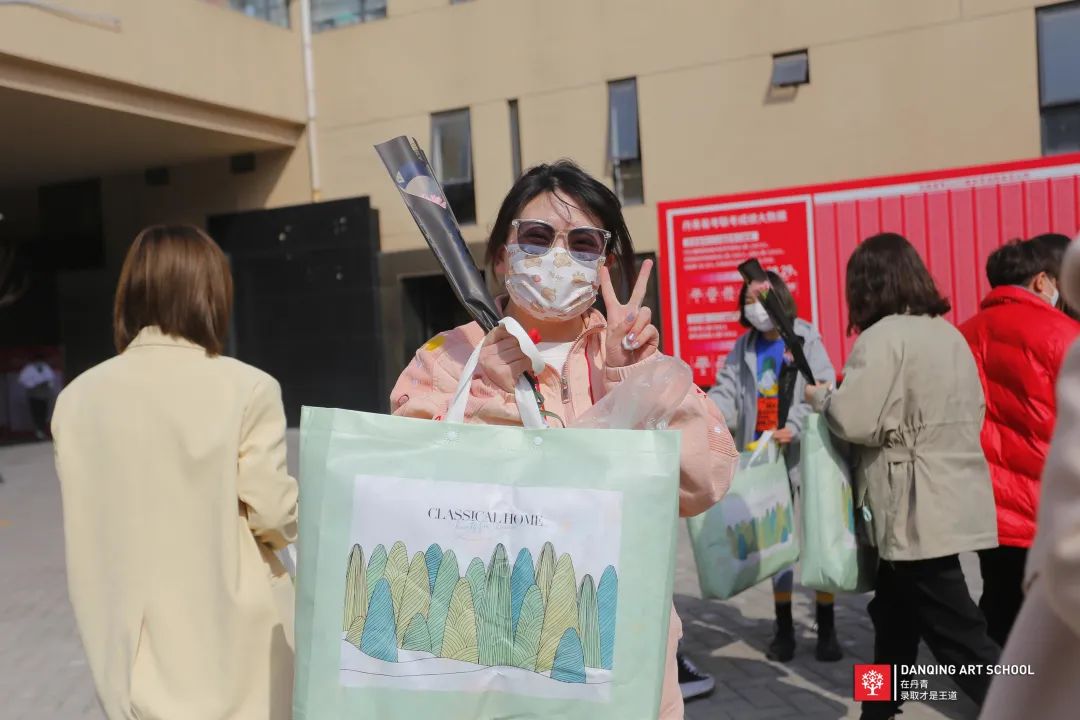 丹青易考祝全体女教职工节日快乐！
