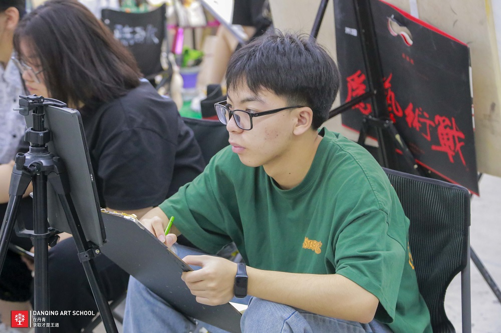 美术绘画中色彩对比是什么