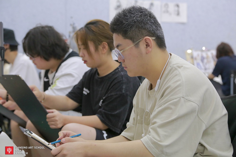 美术绘画中色彩对比是什么