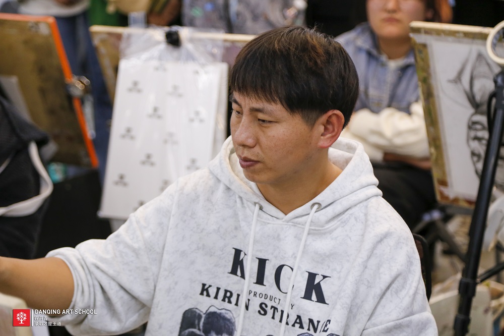 【人物速写】想要画得像，除了五官，四肢动态也很重要 ！