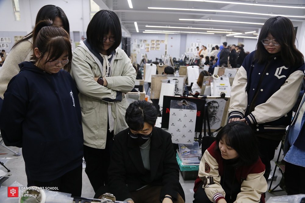 【人物速写】想要画得像，除了五官，四肢动态也很重要 ！