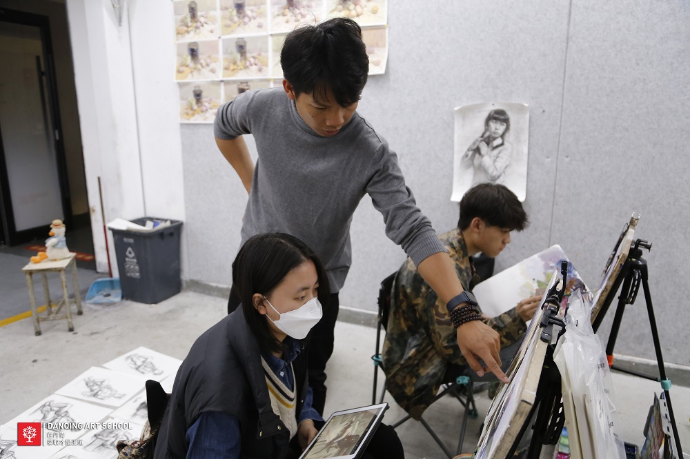 【人物速写】想要画得像，除了五官，四肢动态也很重要 ！